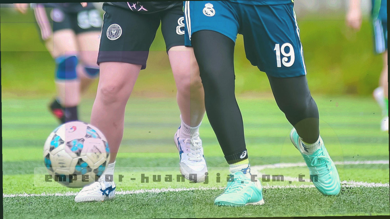 笔记本、台式显示器、平板与手机并排列于暗色背景，屏幕发出微弱冷光
